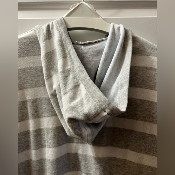 Tahari grey and white hooded striped sweater - sz M - New - Picture 4 of 4